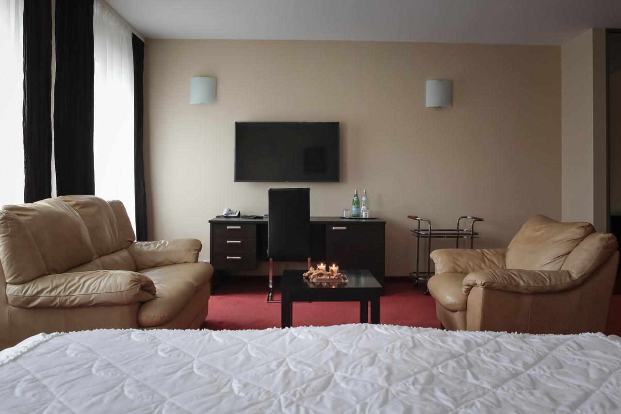 Hotel Palma Mažeikiai Buitenkant foto